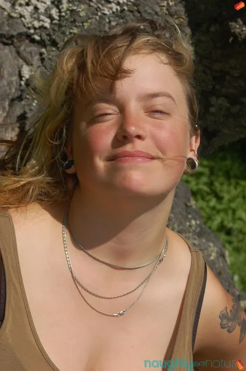 Chubby Blonde Shows Her Hairy Pussy Outdoors in Shorts – photo 4 of 20