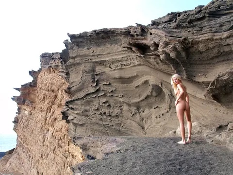 Woman Strips Fully Nude for Glamour Session – photo 2 of 21