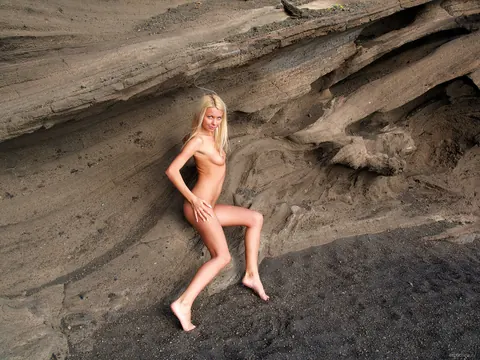 Woman Strips Fully Nude for Glamour Session – photo 3 of 21