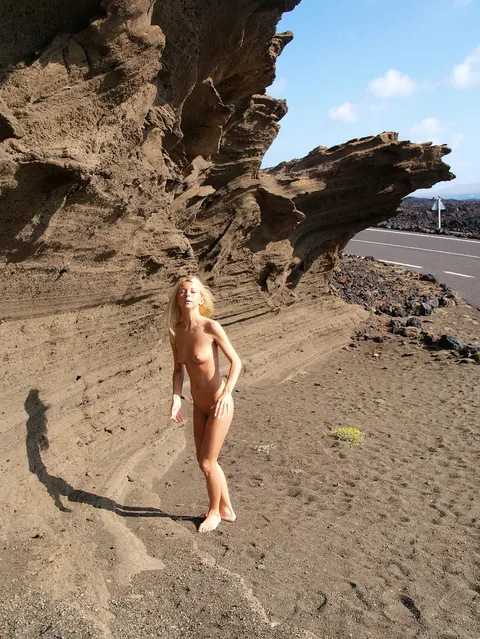 Woman Strips Fully Nude for Glamour Session – photo 14 of 21