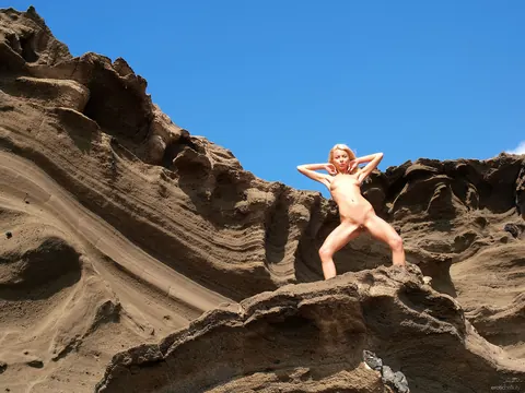 Woman Strips Fully Nude for Glamour Session – photo 18 of 21