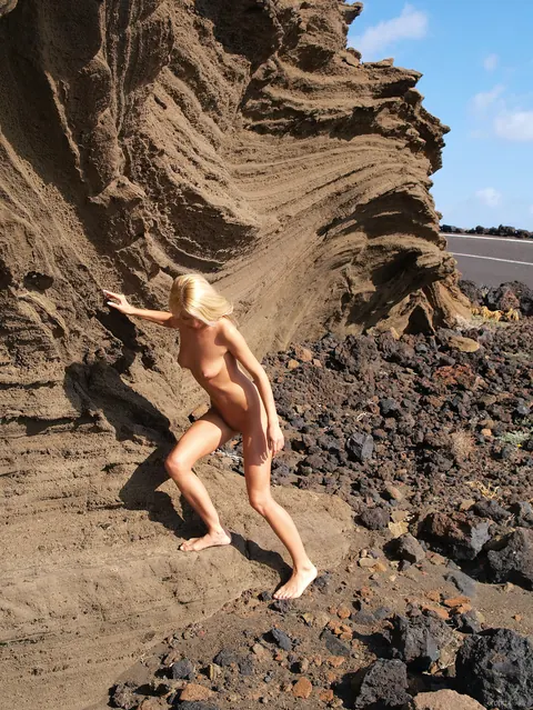 Woman Strips Fully Nude for Glamour Session – photo 20 of 21