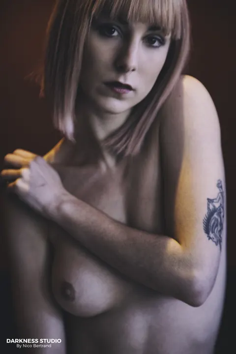 Short-Haired Tattooed Woman Strips Out of Her Top – photo 8 of 21