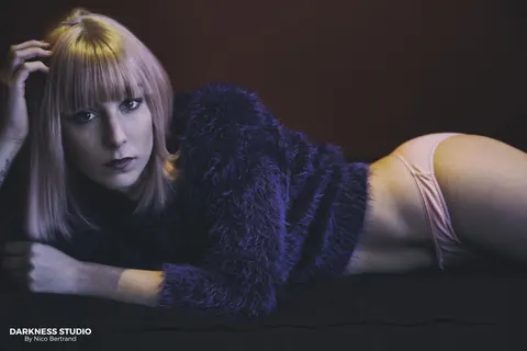 Short-Haired Tattooed Woman Strips Out of Her Top – photo 3 of 21