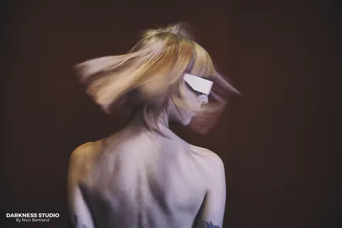 Short-Haired Tattooed Woman Strips Out of Her Top – photo 21 of 21