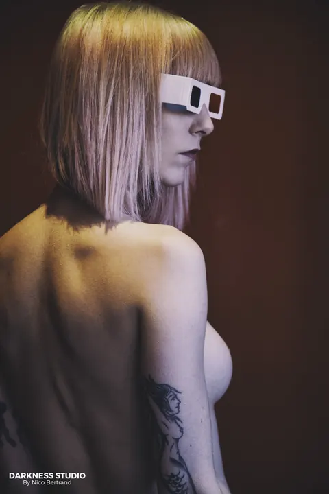 Short-Haired Tattooed Woman Strips Out of Her Top – photo 19 of 21