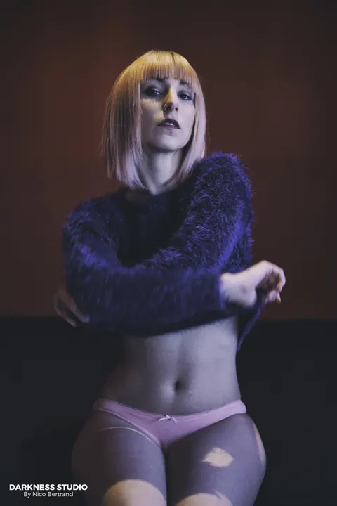 Short-Haired Tattooed Woman Strips Out of Her Top – photo 5 of 21