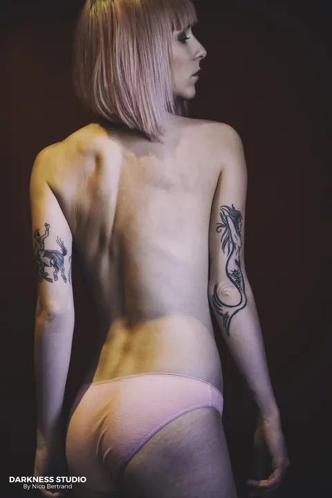 Short-Haired Tattooed Woman Strips Out of Her Top – photo 15 of 21