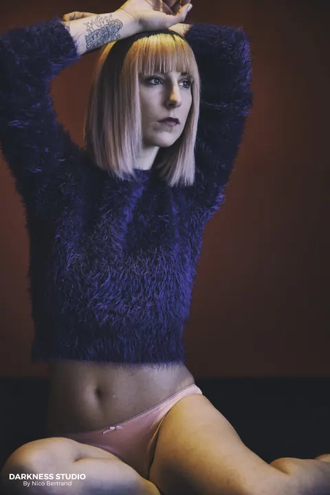 Short-Haired Tattooed Woman Strips Out of Her Top – photo 2 of 21