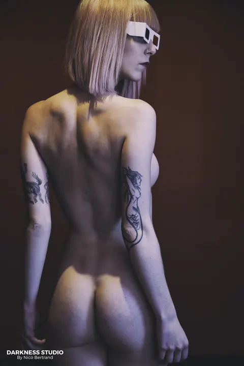 Short-Haired Tattooed Woman Strips Out of Her Top – photo 18 of 21