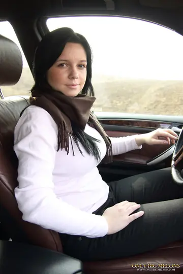 Busty Ellen – Busty Brunette Spreads Her Pussy in a Car Outdoors