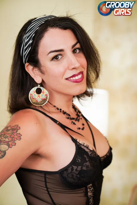 Trans Woman Peels Off Her Clothes and Poses Naked – photo 2 of 16