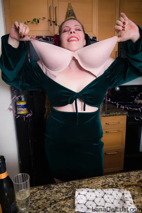 Lana Del Lust: BBW with Big Natural Tits Spreads Her Pussy Wide – photo 6 of 15