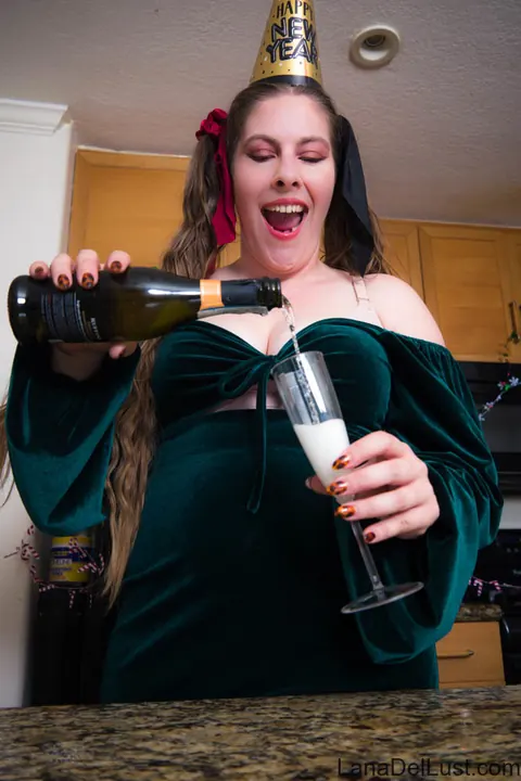 Lana Del Lust: BBW with Big Natural Tits Spreads Her Pussy Wide – photo 4 of 15