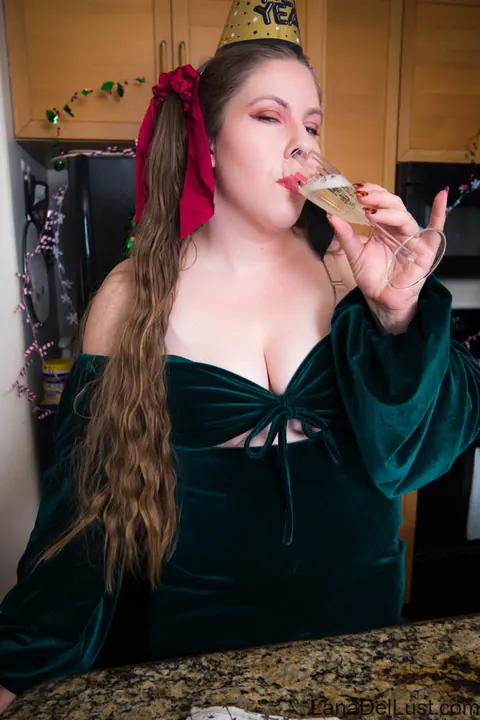 Lana Del Lust: BBW with Big Natural Tits Spreads Her Pussy Wide – photo 5 of 15