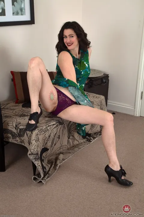Sadie Lune: Tall Pale MILF Spreads Her Hairy Pussy – photo 4 of 21