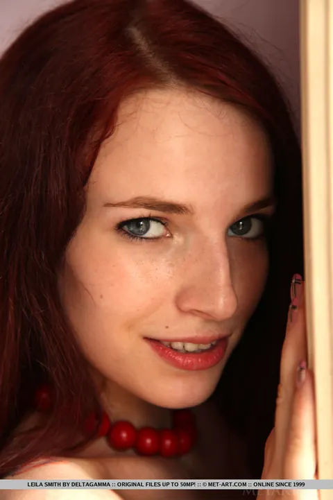 Leila Smith: European Redhead Poses Nude with a Feather Boa – photo 9 of 18