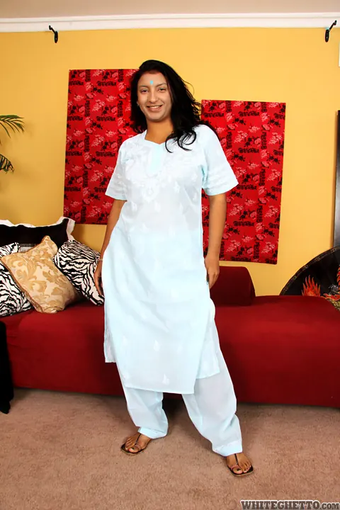 Chubby Indian MILF Strips Off Her Lingerie and Poses Nude in Sandals – photo 3 of 15