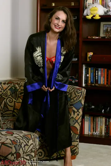 Alice Jensen – Mature Brunette MILF in Lingerie Masturbates with a Dildo