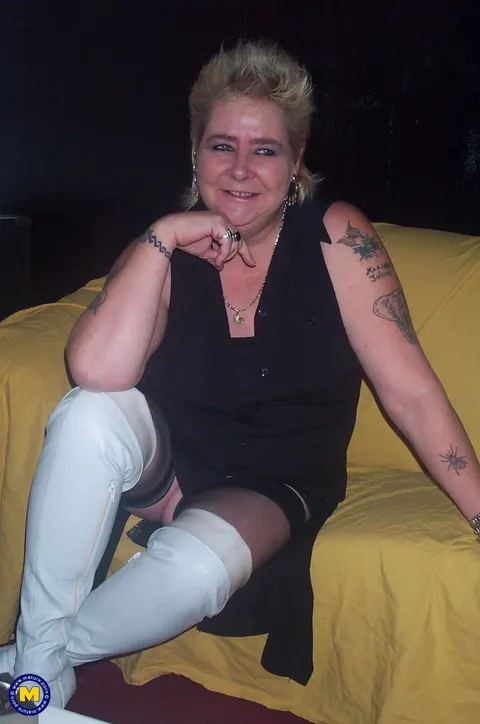 Two Curvy MILFs in Pantyhose Share a Double-Ended Dildo – photo 1 of 21