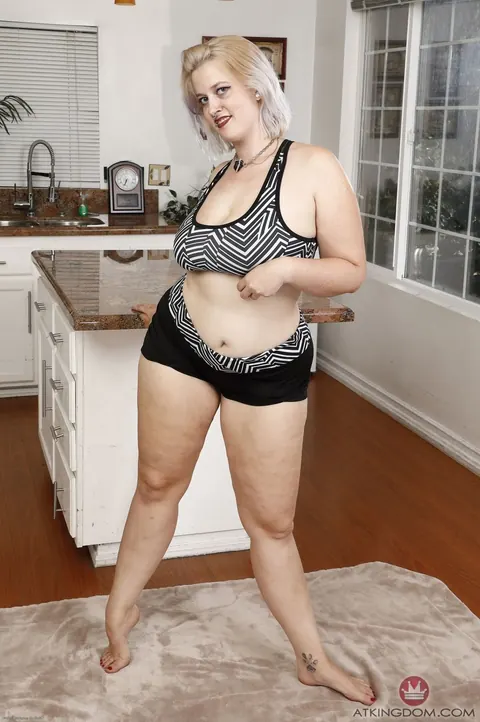 Nyx Night: BBW Blonde with Big Natural Tits Spreads Her Hairy Pussy – photo 1 of 21