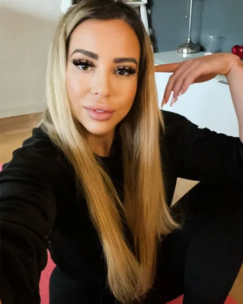 Thick Blonde Takes Nude Selfies Showing Her Big Ass – photo 1 of 16