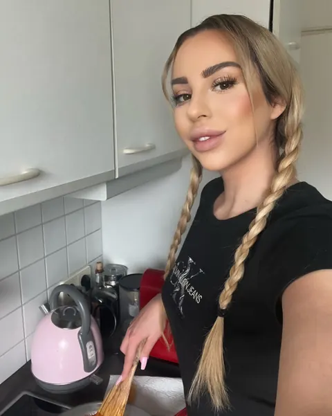 Thick Blonde Takes Nude Selfies Showing Her Big Ass – photo 8 of 16