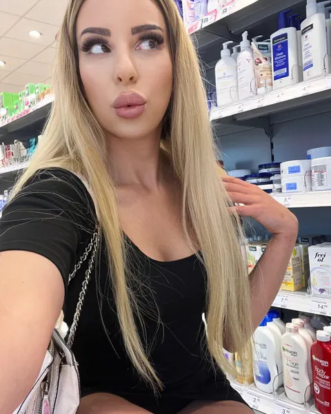 Thick Blonde Takes Nude Selfies Showing Her Big Ass – photo 16 of 16