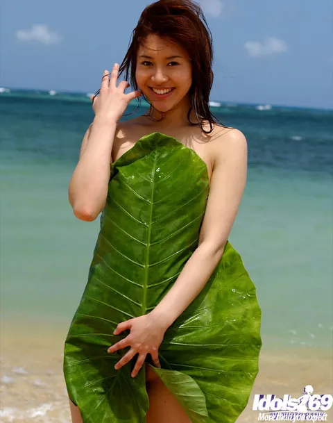 Adusa Kyono: Japanese Babe with Big Tits Strips Out of Her Bikini on the Beach – photo 16 of 16