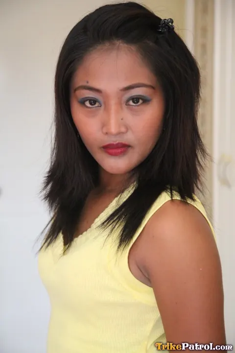 Filipina Lifts Her Top and Spreads Her Hairy Pussy – photo 3 of 21