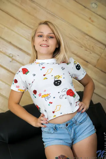 Skylar Valentine – Thick Blonde Uses a Dildo in Her Shaved Pussy