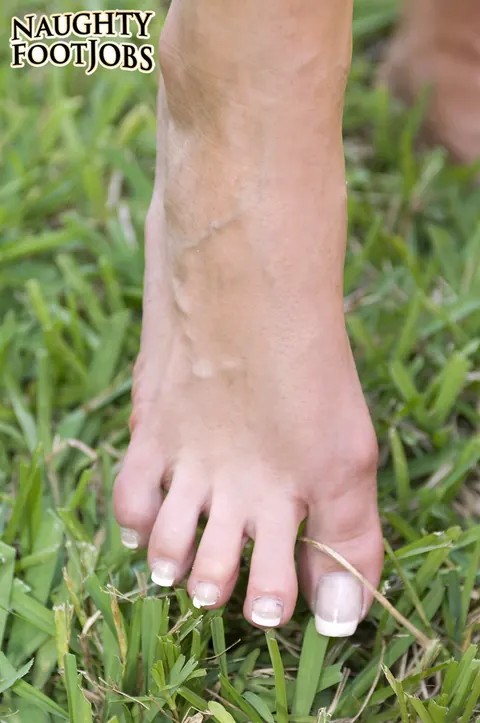 Jordan Blue: Tall Blonde MILF Gives a Footjob and Spreads Outdoors – photo 2 of 17