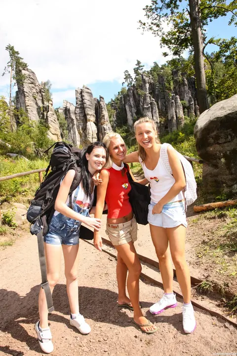 Sara J: Skinny Blonde Goes Topless on a Public Mountain Climb – photo 9 of 21