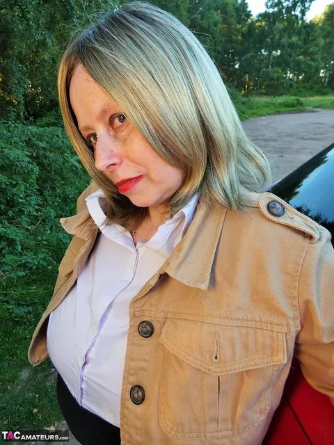 Posh Sophia: Mature British Blonde Fingers Her Pussy on a Dirt Road – photo 2 of 20