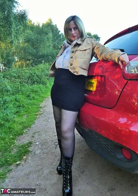Posh Sophia: Mature British Blonde Fingers Her Pussy on a Dirt Road – photo 1 of 20