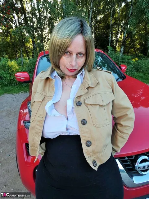 Posh Sophia: Mature British Blonde Fingers Her Pussy on a Dirt Road – photo 8 of 20