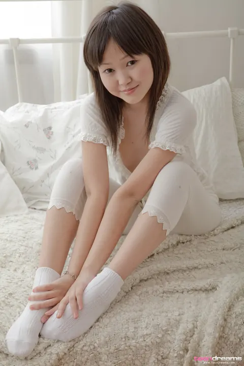 Thick Asian Brunette in Socks Fingers Her Pussy – photo 3 of 21