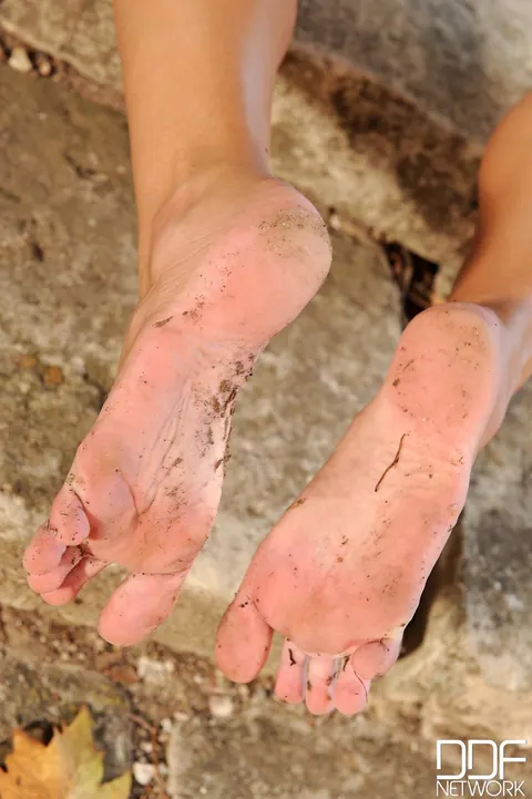 Stacy Da Silva: Czech Brunette Washes Her Feet and Spreads Outdoors – photo 15 of 21