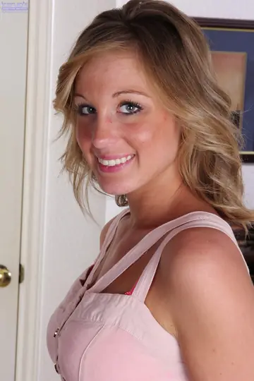 Ashley Jones – Mature Blonde MILF Strips Out of Her Skirt and Spreads