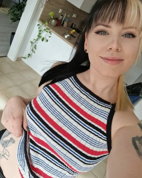 Thick Tattooed Babe Shows Her Big Ass in Panties – photo 6 of 15