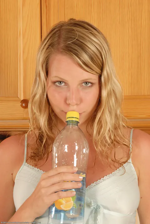 Thick Blonde Spreads Her Hairy Pussy in the Kitchen – photo 3 of 21