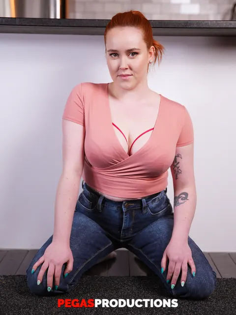 Lexa Reed: BBW Redhead Strips Out of Her Jeans and Shows Her Big Ass – photo 8 of 12