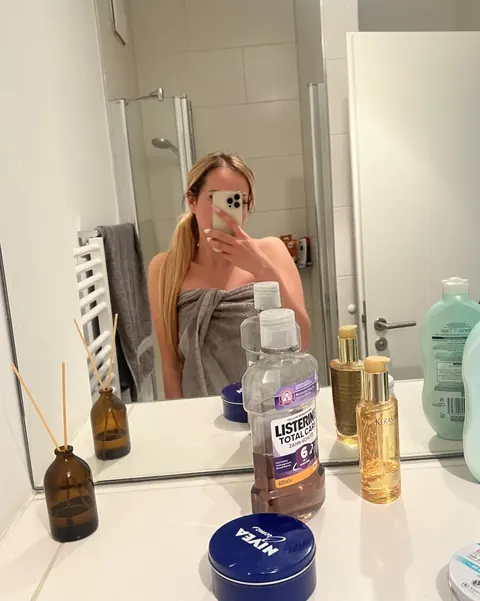 Blonde PAWG Flaunts Her Round Ass in the Bathroom Mirror – photo 9 of 11