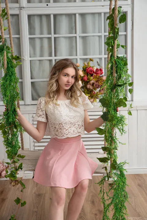 Sophie Gem: Blonde Beauty Poses in Glamour Style Showing Her Figure – photo 3 of 21