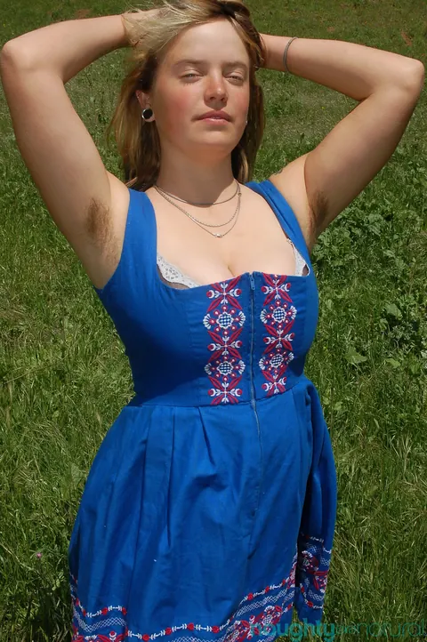 European BBW Undresses Outdoors and Spreads Her Hairy Pussy – photo 4 of 20