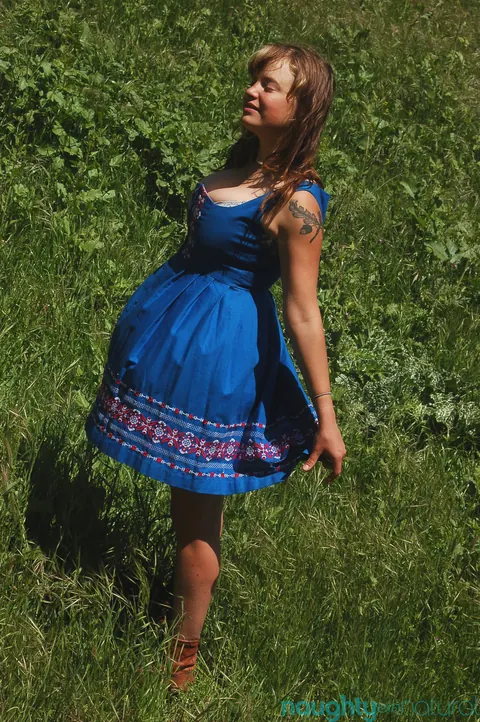 European BBW Undresses Outdoors and Spreads Her Hairy Pussy – photo 1 of 20