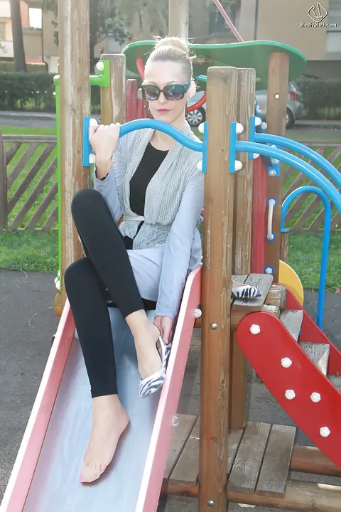 Woman in Pantyhose and Glasses Spreads Her Legs Outdoors – photo 10 of 16