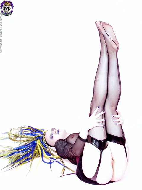 Woman in Lingerie and Stockings Pulls Crotch Aside and Spreads Her Legs – photo 11 of 15