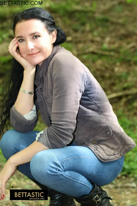 Brunette Poses Outdoors in Jeans and Turns Around – photo 10 of 15