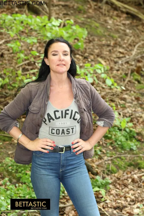 Brunette Poses Outdoors in Jeans and Turns Around – photo 4 of 15